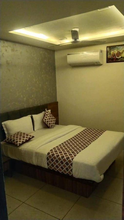Hotel Atlanta Ahmedabad Bagian luar foto